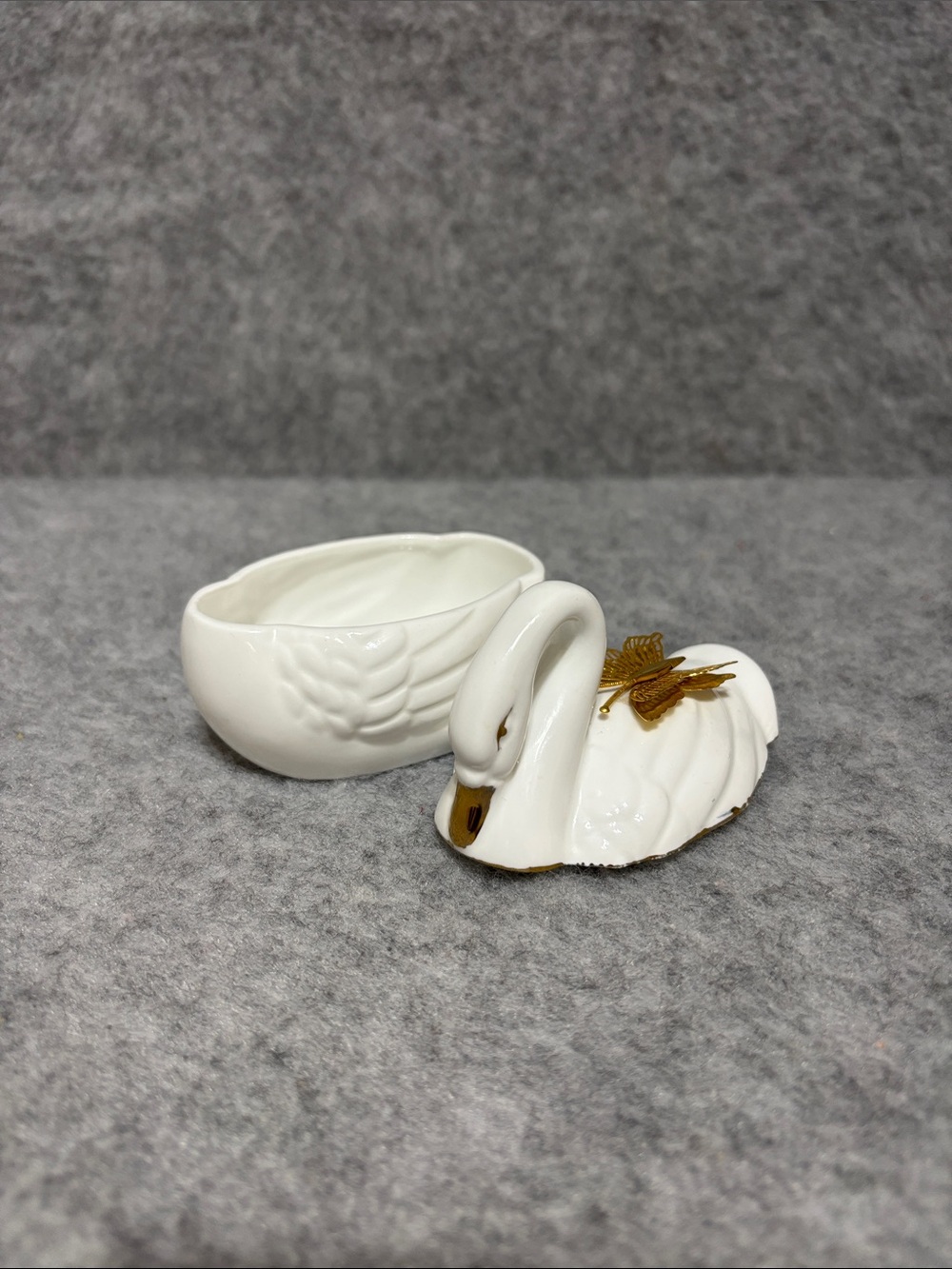 VINTAGE LEFTON BONE CHINA SWAN WHITE TRINKET BOX GOLD BUTTERFLY TRIM 1987 05986 - Picture 2 of 11